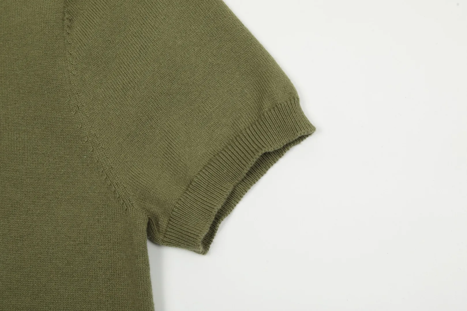 🅿️156 "Top quality" Style number: DS008# (not off the shelves all year round) [Ralph Lauren round neck solid color pony embroidered logo knitted short sleeves] ✅Ralph Lauren classic basic versatile knitted short sleeves for all seasons ✅Main supplier platform live broadcast Wholesale entity Replenish if out of stock Not off the shelf ✅ZP quality 1:1 version Scan the code to enter the GF website Counter quality ✅Detailed quality is the only one in Guangzhou Imported quality cotton yarn, focusing on high-end, cost-effective, good quality needless to say ✅The version is restored to the original version, loose, comfortable and stress-free, simple is high-end, classic is timeless ✅The upper body is simple and easy to match, a must-have for goddess ootd. Good-looking clothes are never picky. A must-have in the goddess' wardrobe. Size: S-XL Color: Army green, off-white, black, light pink, khaki, navy, light blue, mint green